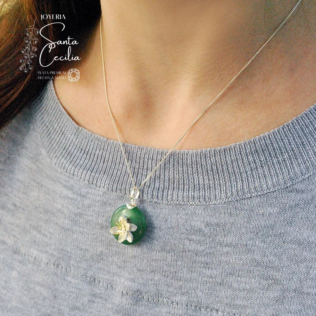 Dije flor de loto sobre gema venturina