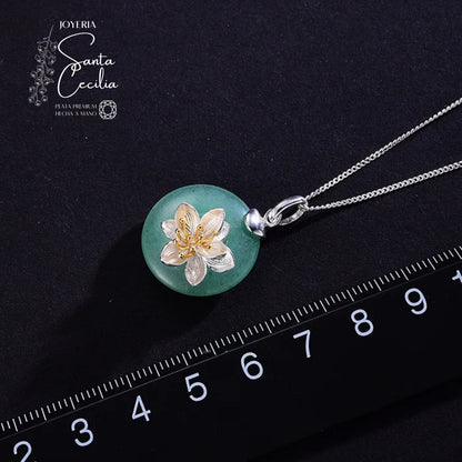 Dije flor de loto sobre gema venturina