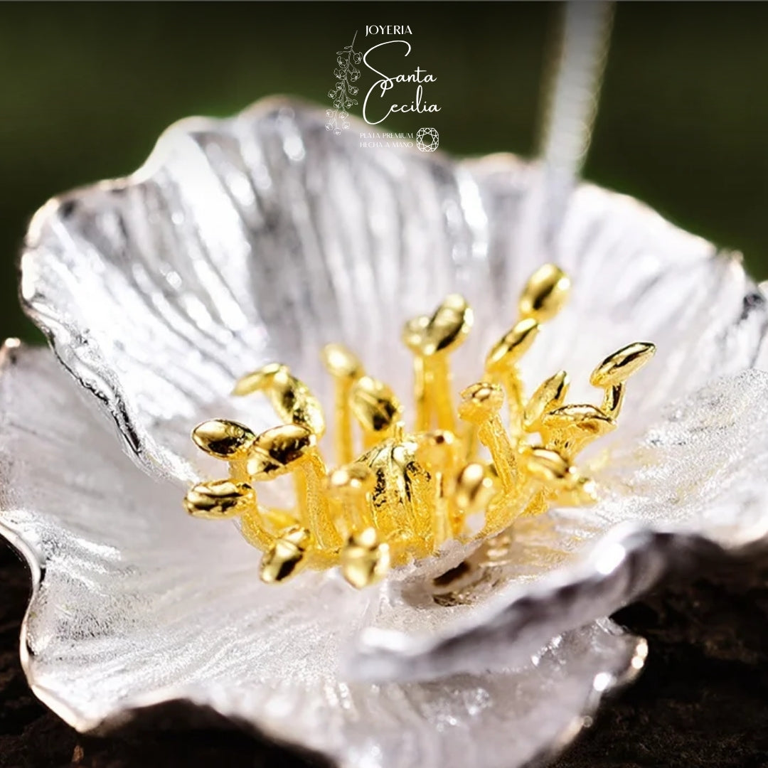 Dije Flor Amapola Detalles en Oro