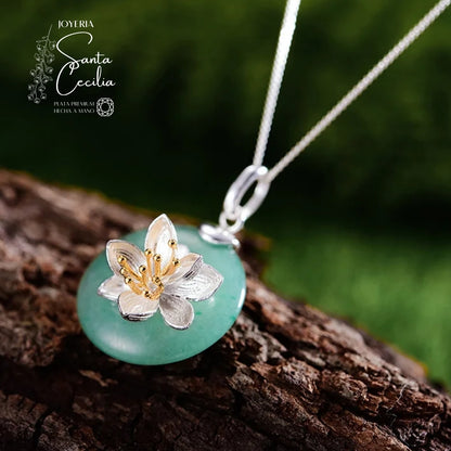 Dije flor de loto sobre gema venturina