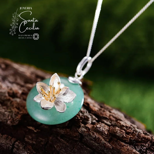 Dije flor de loto sobre gema venturina