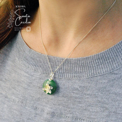 Dije flor de loto sobre gema venturina